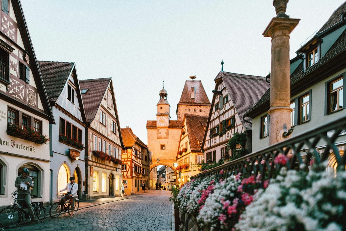 Fachwerkgasse mit Turm im Abendlicht, Rothenburg ob der Tauber (Beispielbild)